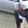 O cerșetoare care se transformă în hoață, filmată în curtea unei case din Șcheia