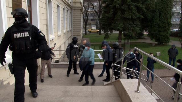 Cele 14 persoane arestate în dosarul șpăgilor de la Serviciul Permise și Înmatriculări Suceava își vor petrece Crăciunul în arest