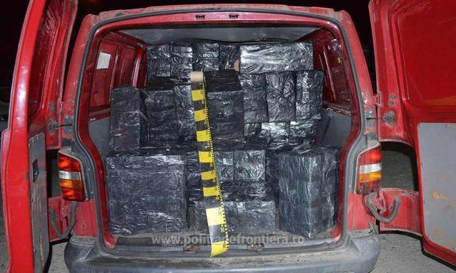 Țigări de contrabandă de aproape 80.000 de euro și un microbuz, capturate în zona de munte