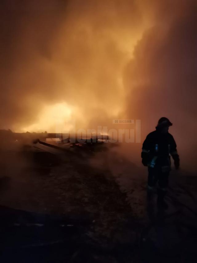 Incendiu puternic, la o casă și la două depozite de furaje