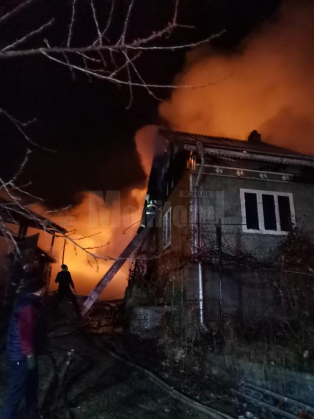 Incendiu puternic, la o casă și la două depozite de furaje