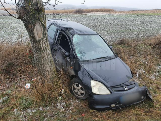 Autoturismul s-a izbit lateral in copacul aflat pe marginea drumului