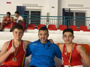 Antrenorul Andu Vornicu, încadrat de pugiliștii medaliați la Naționalele de cadeți