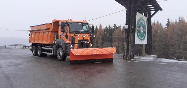 Drumarii au făcut eforturi pentru menținerea drumurilor practicabile, în urma ninsorilor căzute