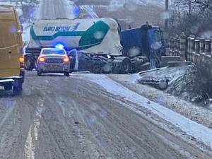 Un autotren cu anvelopele uzate, implicat într-un accident la Dărmănești, pe ninsoare