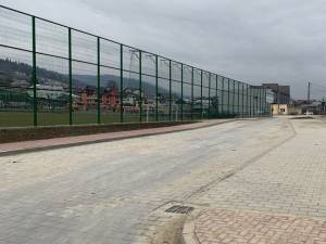 Parcarea nouă amenajată în apropierea stadionului din Vatra Dornei