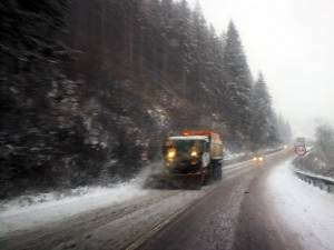 Ploaia înghețată și temperaturile apropiate de 0 grade au favorizat apariția poleiului pe șosele
