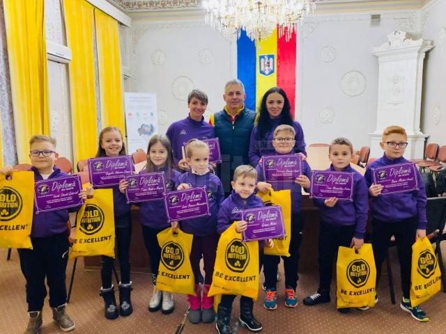 Copiii de la Clubul Sportiv Alessia Athletic Fălticeni, premiați de președintele Federației Române de Atletism