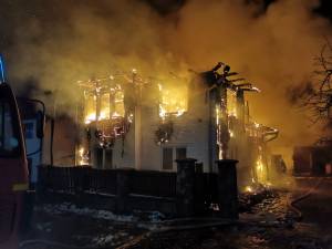 casa distrusa incendiu