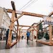 Un tunel atemporal creat din structuri de lemn de inspirație bucovineană și borne kilometrice de andezit  a apărut în centrul Sucevei - foto Adrian Craciunescul