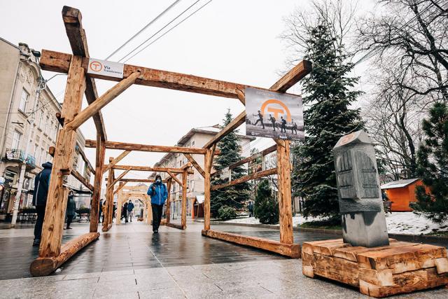Un tunel atemporal creat din structuri de lemn de inspirație bucovineană și borne kilometrice de andezit  a apărut în centrul Sucevei - foto Adrian Craciunescul