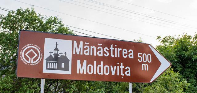 De la Mănăstirea Sucevița, prin pădure, 21 de kilometri, la Mănăstirea Moldovița