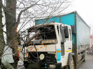 Șoferul a pierdut controlul camionului, care a lovit un copac de pe marginea drumului