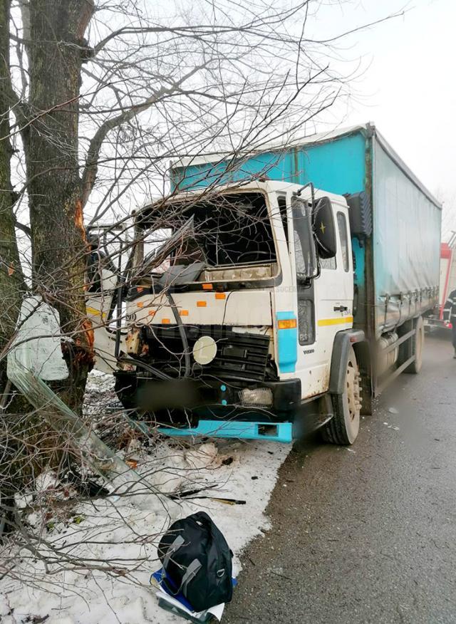 Șoferul a pierdut controlul camionului, care a lovit un copac de pe marginea drumului