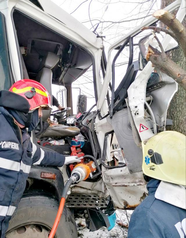 Pasager rămas încarcerat, după ce un autocamion a intrat într-un copac la Horodnic de Jos