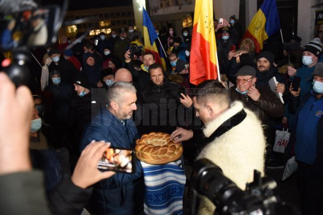 Deputatul AUR de Suceava Florin Pușcasu l-a asteptat pe George Simion cu colac tradițional din Bucovina
