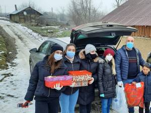 Sute de cadouri, îmbrăcăminte și încălțăminte, împărțite comunităților sărace din județ de voluntari ai Institutului Bucovina