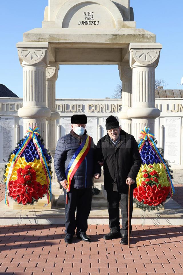 Primarul Gheorghe Fron, alături de tatăl eroului