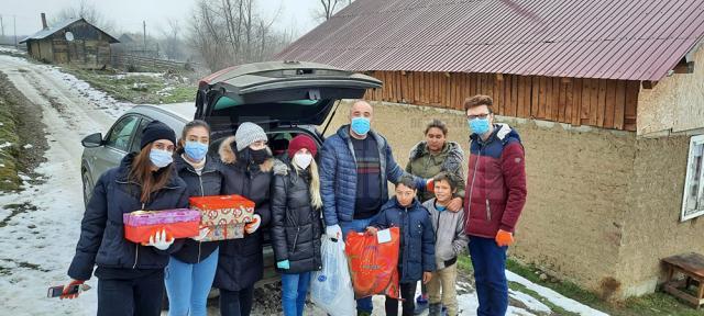 Sute de cadouri, îmbrăcăminte și încălțăminte, împărțite comunităților sărace din județ de voluntari ai Institutului Bucovina