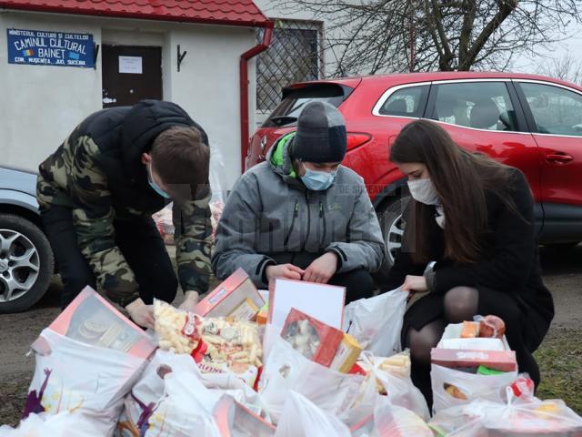 60 de familii necăjite au primit, în prag de sărbători, pachete cu alimente din partea voluntarilor ATOS