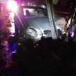 Autoturismul Mercedes s-a oprit într-un stâlp de beton de iluminat public, pe care l-a rupt