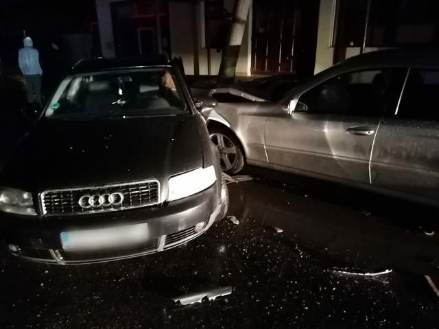 Doi adolescenți răniți în urma impactului dintre un Audi și un Mercedes