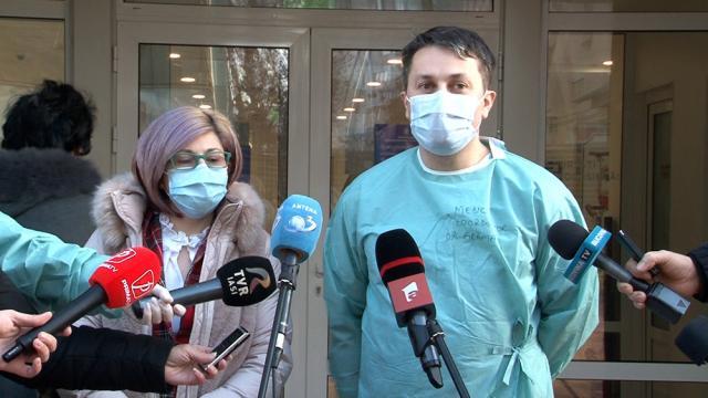 Medicul-șef al secției Boli Infecțioase, dr. Monica Terteliu, și coordonatorul centrului de vaccinare din Spitalul Suceava, dr. Marius Grămadă