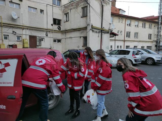 Voluntarii de la Crucea Roșie Suceava au împărțit pachete cu alimente persoanelor nevoiașe din județ
