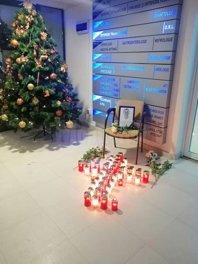 Lumânări aprinse în holul Spitalului Suceava, în memoria medicului Ovidiu Irimescu