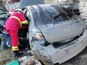 Pompierii au intervenit pentru descarcerarea unei victime din interiorul mașinii