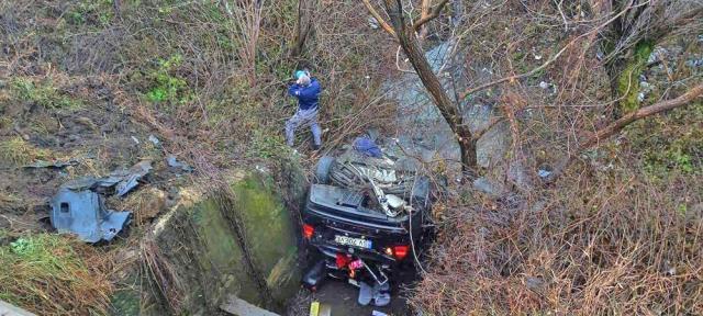 Polițistul de frontieră a zburat cu BMW-ul de pe carosabil și a aterizat într-un șanț la o distanță de circa 5 metri față de nivelul șoselei