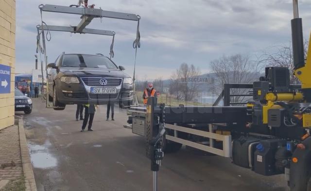 Poliția Locală a început ridicarea mașinilor parcate pe ruta alternativă de circulație spre zona comercială a Sucevei