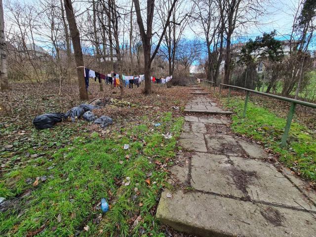 Un colț al parcului Șipote, ”rezervat” de romii din zonă pentru a-și usca hainele