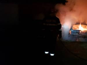 Autoturism incendiat vineri seara, pe un imaș din comuna Bălăceana