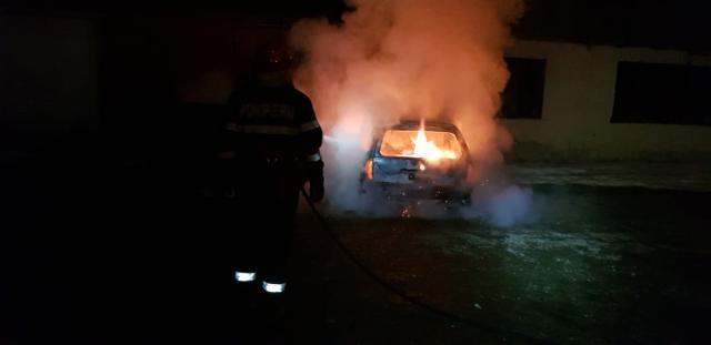 Autoturism incendiat vineri seara, pe un imaș din comuna Bălăceana