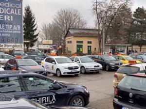 Zeci de persoane au așteptat în zadar să susțină proba practică pentru obținerea permisului de conducere. Foto: www.newsbucovina.ro