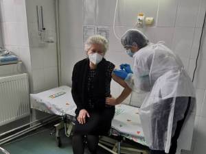 Medicul psihiatru Ofelia Popoveniuc a fost printre primele persoane vaccinate la Siret
