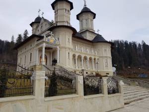 Sediul Mitropoliei Bisericii Ortodoxe de Stil Vechi din România este la Mănăstirea Slătioara