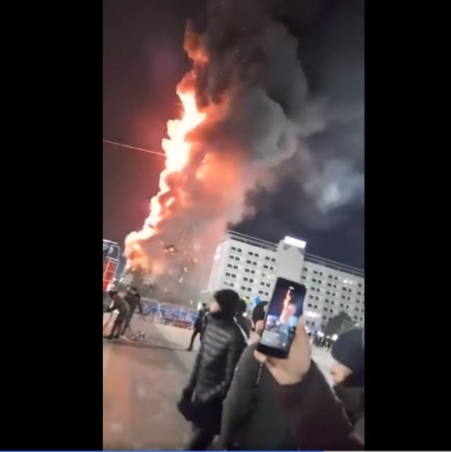 “Incendiu la bradul din centrul Sucevei”, o farsă MSGA care s-a propagat rapid, fiind considerată știre reală