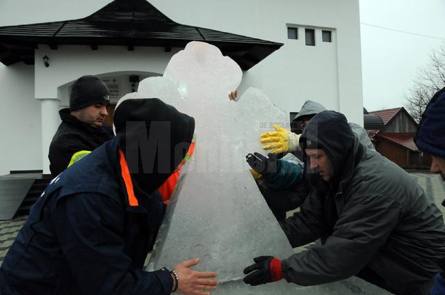 Crucile de gheață s-au ridicat și în acest an de Bobotează la Bosanci, continuând tradiția