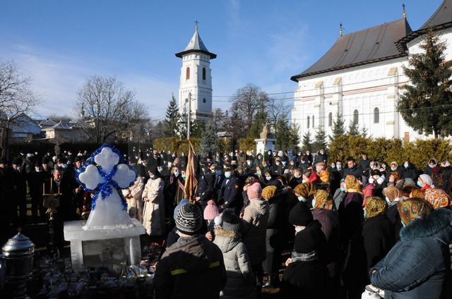 Credincioșii s-au adunat în jurul altarului cu cruce de gheaţă pentru slujba de sfințire a apei