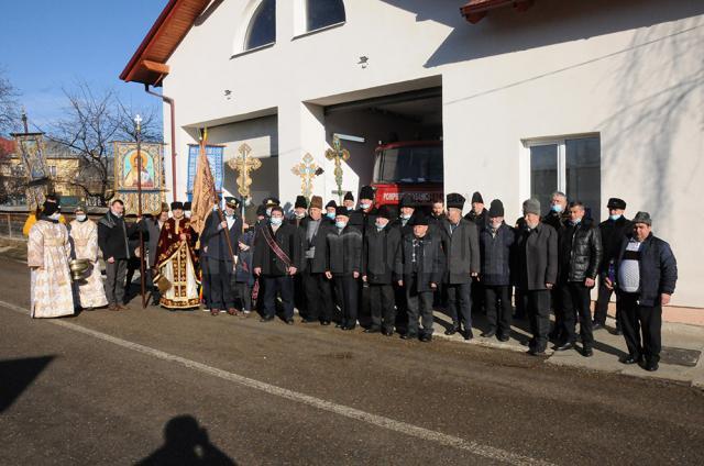 Preotul, pompierii voluntari și credincioșii din Bosanci, în procesiune de sfințire prin comună