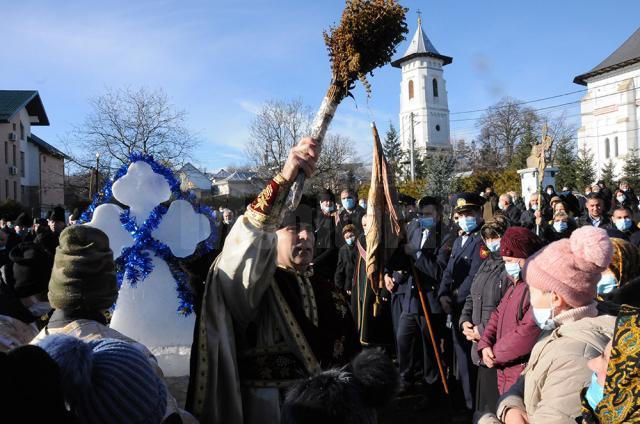 Preotul, pompierii voluntari și credincioșii din Bosanci, în procesiune de sfințire prin comună