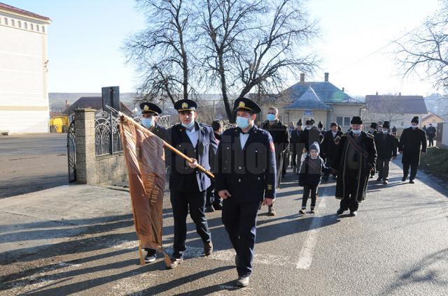 Preotul, pompierii voluntari și credincioșii din Bosanci, în procesiune de sfințire prin comună