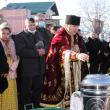 Preotul, pompierii voluntari și credincioșii din Bosanci, în procesiune de sfințire prin comună