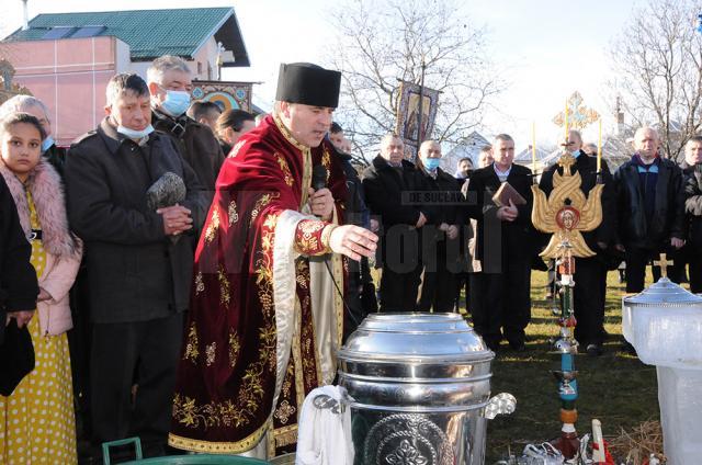 Preotul, pompierii voluntari și credincioșii din Bosanci, în procesiune de sfințire prin comună