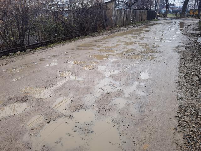 Bălți imense, la intrarea pe strada Alexandru Voievidca, ce așteaptă asfaltul de ani de zile