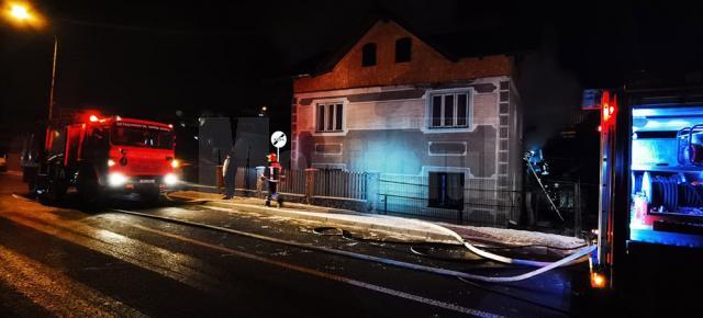Un taximetrist a semnalat un incendiu la o gospodărie din Vatra Dornei