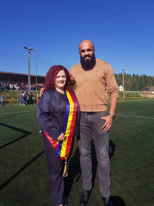 Viorel Lucaci, alături de primarul din Berchișești, Violeta Țăran