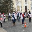 Sindicaliștii SANITAS protestează în fața Prefecturii Suceava